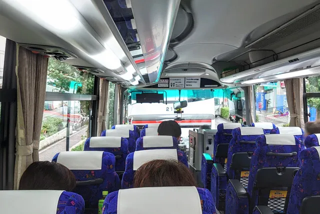 貸切バスの車内