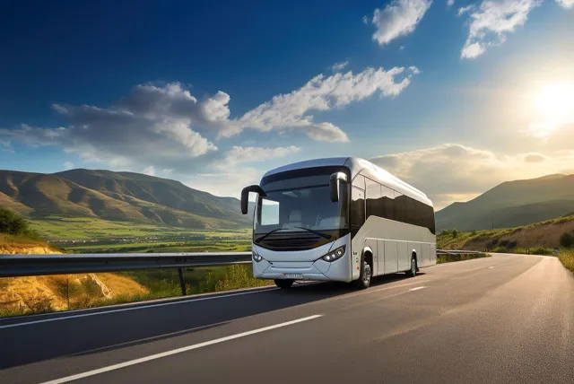 高速道路を走る貸切バス