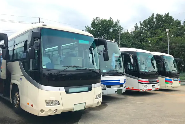 駐車された貸切バス