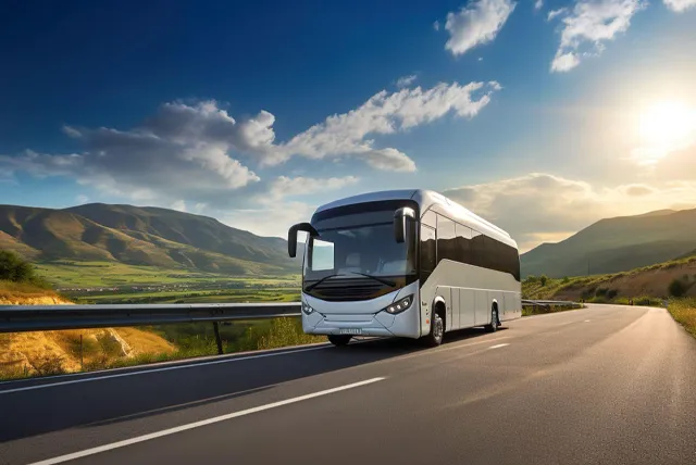 高速道路を走る貸切バス