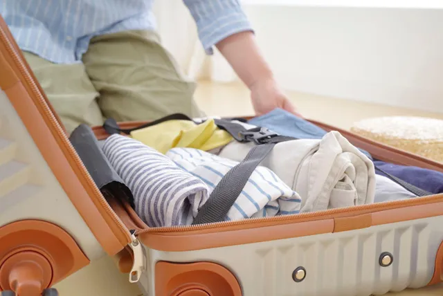 旅行の準備をする男性