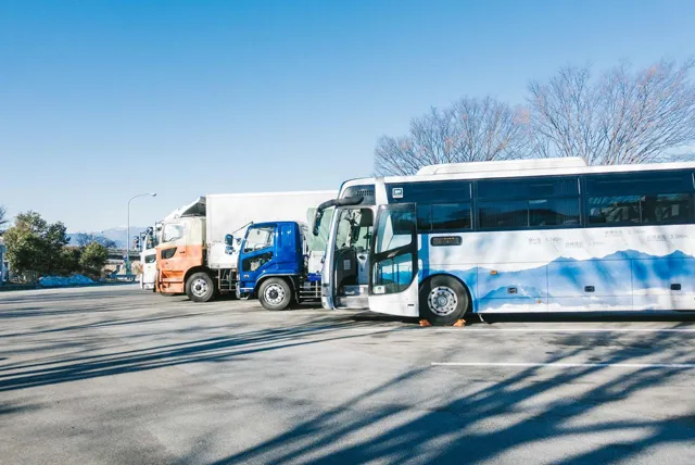 SAに停まる貸切バス