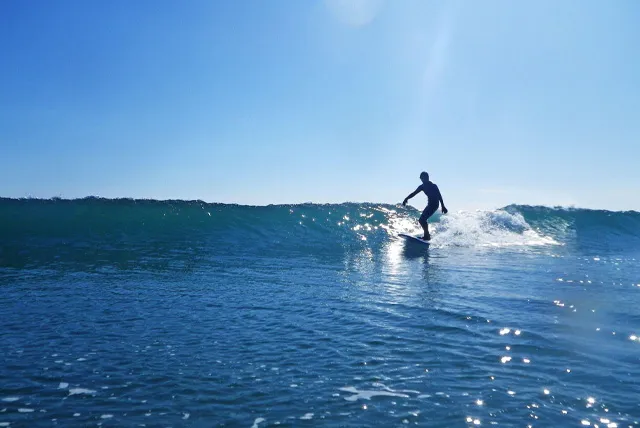 サーフィンを楽しむサーファー