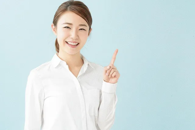 ヒントを教える女性