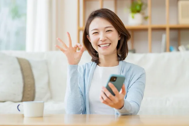 見積りを確認する女性
