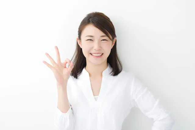 OKマークを出す女性