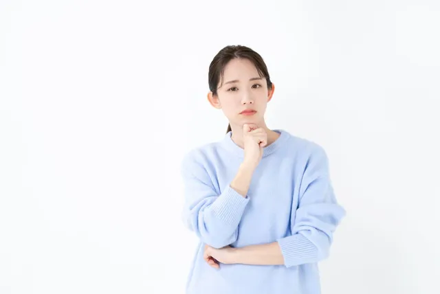 悩む女性