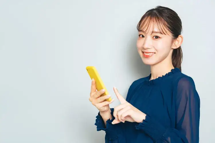 見積り依頼する女性