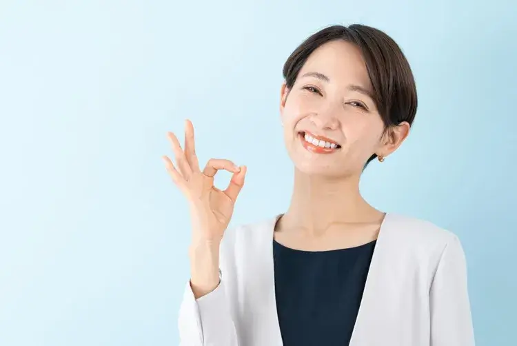 OKマークを出す女性