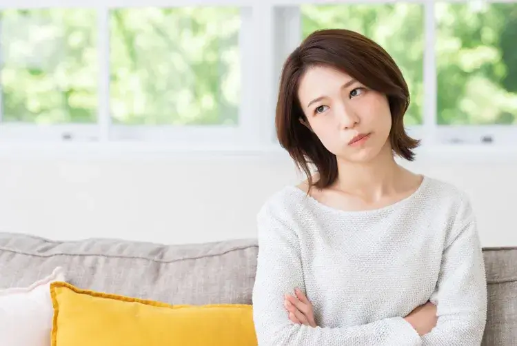 考える女性
