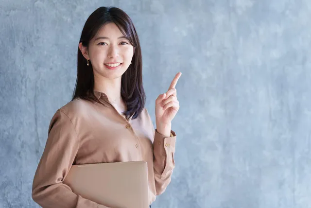 メリットとデメリットを教える女性