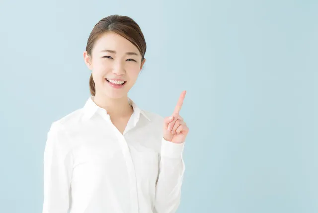 コツを教える女性