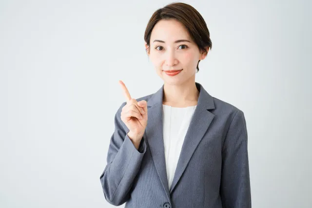 メリットを教える女性