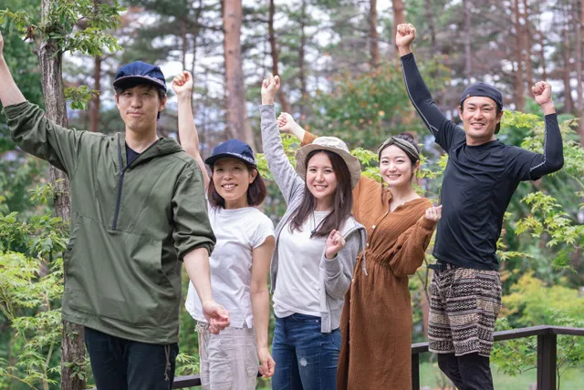 ハイキングを楽しむグループ