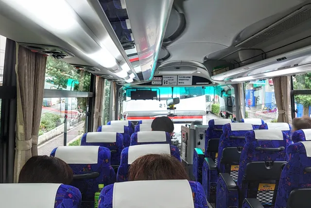 貸切バスの車内