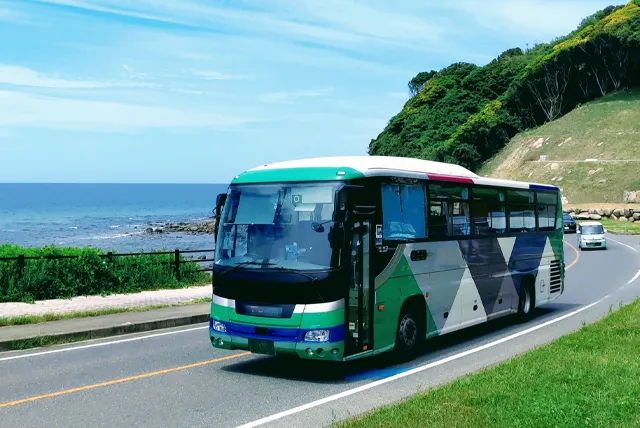 海岸線を走る貸切バス