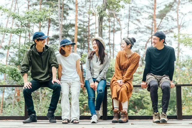 自然の中で談笑するグループ