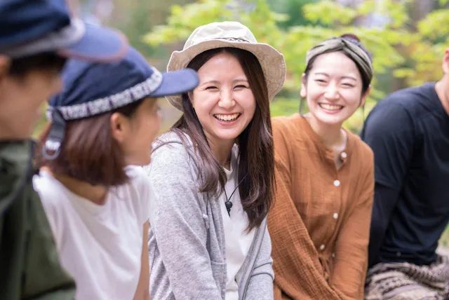 ハイキングを楽しむグループ