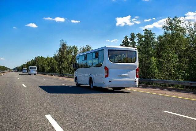 高速道路を走る貸切バス