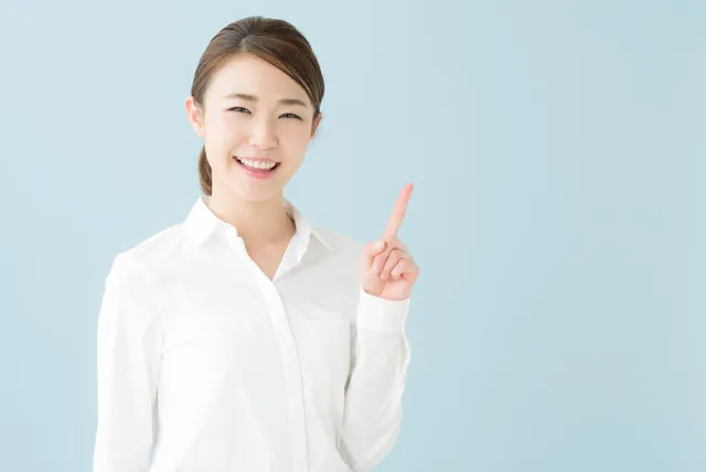 注意点を教える女性