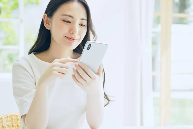 スマホで予約する女性