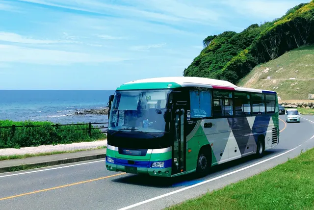 海沿いを走る貸切バス