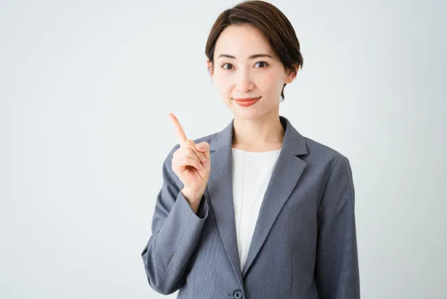 手配の流れを説明する女性