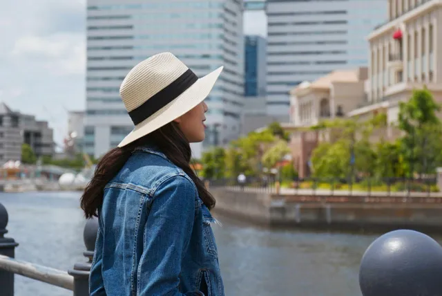 みなとみらいを観光する女性