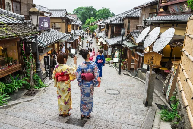 京都を観光する着物姿の女性
