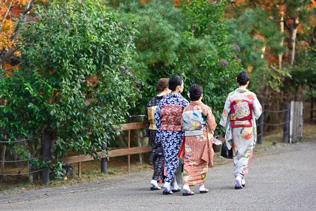 着物姿の4人の女性