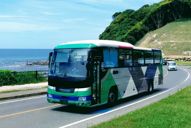 海岸線を走る貸切バス