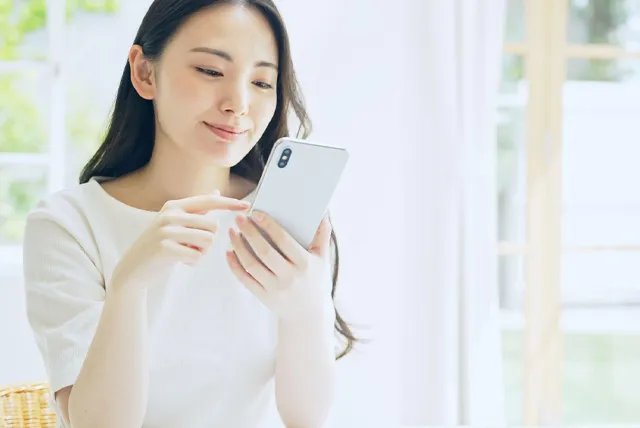 スマートフォンで検索する女性