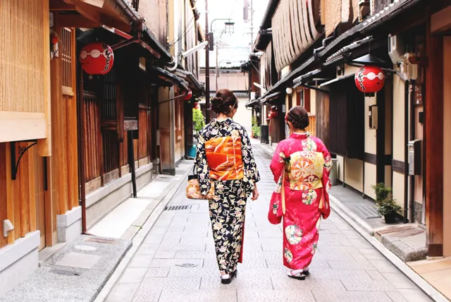 京都の町中を歩く着物の女性
