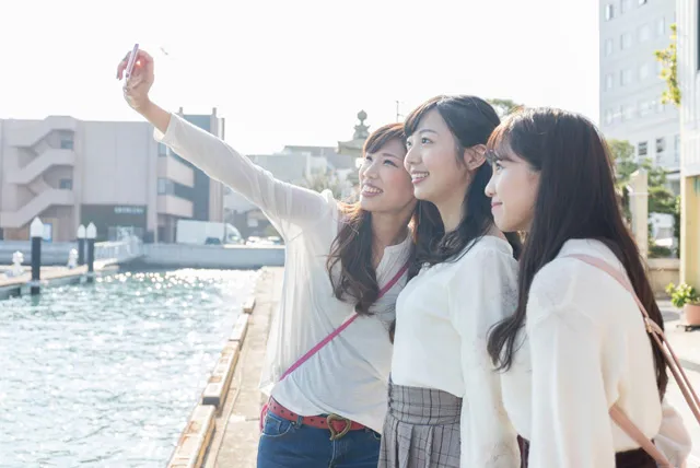 記念撮影をする３人の女性