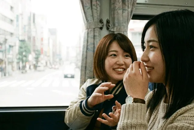 バスで談笑する二人の女性
