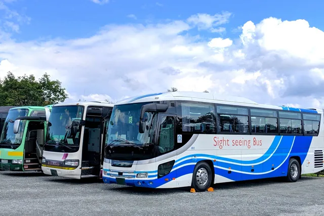 駐車場の大型バス