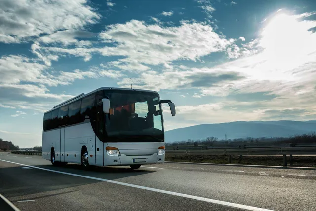 高速道路を走る大型バス