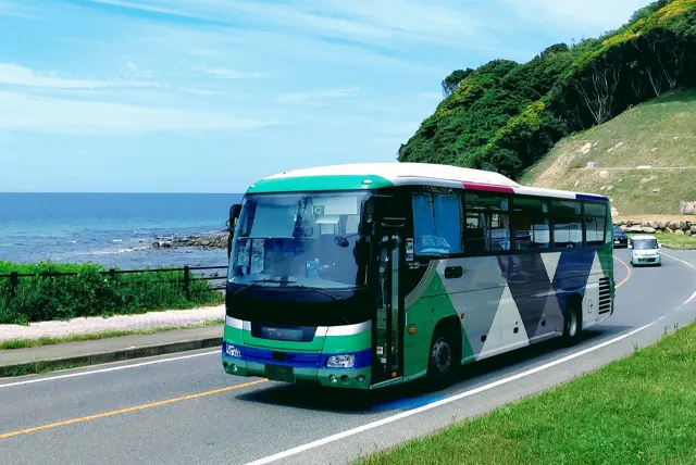海沿いを走る大型バス