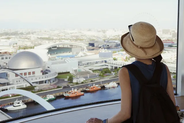 名古屋の街並みを見渡す女性