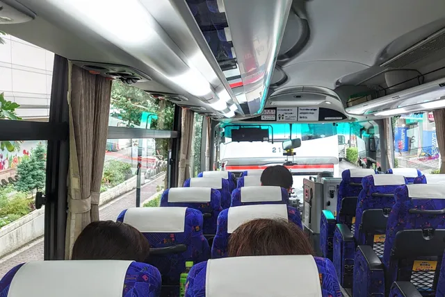 貸切バスの車内