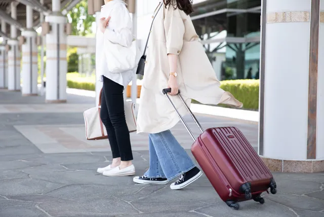 旅行をする二人の女性