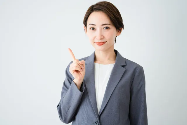 ヒントを教える女性