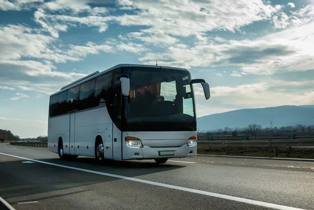 高速道路を走る中型バス