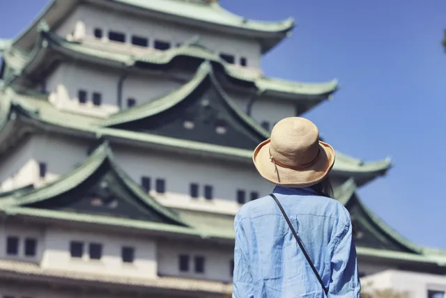 名古屋城を眺める女性