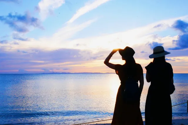 沖縄の海と二人の女性