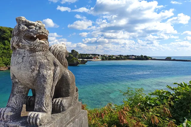 シーサーと沖縄の海