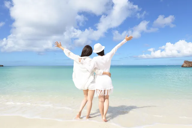 沖縄の海を楽しむ二人の女性