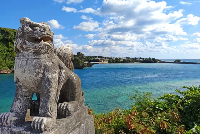 シーサーと沖縄の海