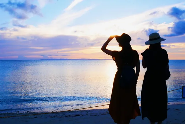 沖縄の海と二人の女性