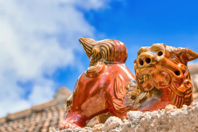 シーサーと青い空